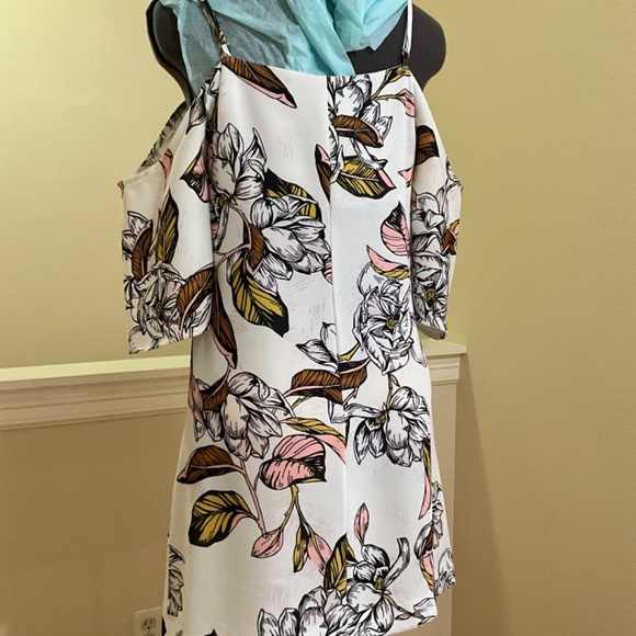 Size Small, sexy off the shoulder, mini summer  casual floral dress. - Picture 2 of 6